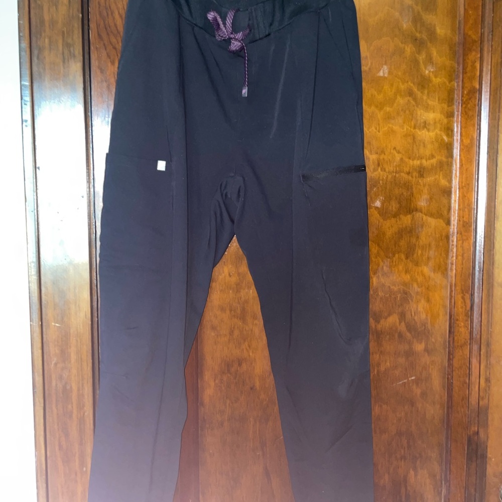 Women's Black Cuffed Scrubs Pants - Fabletics